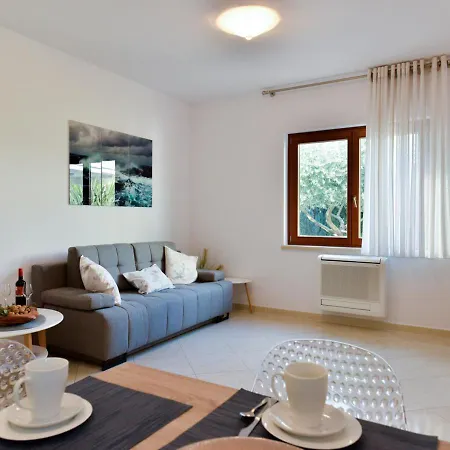 Leona Apartment *