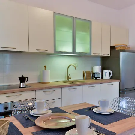 Leona Apartman *