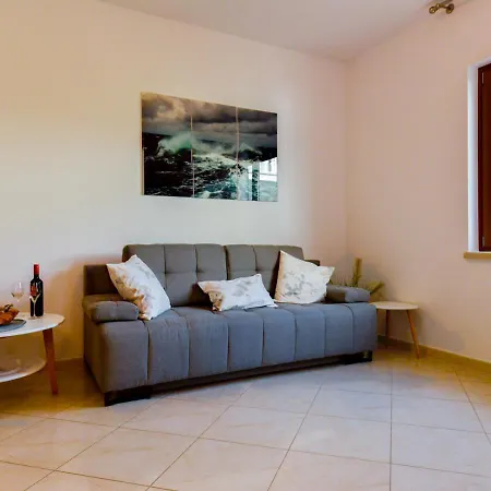 Leona Apartman *